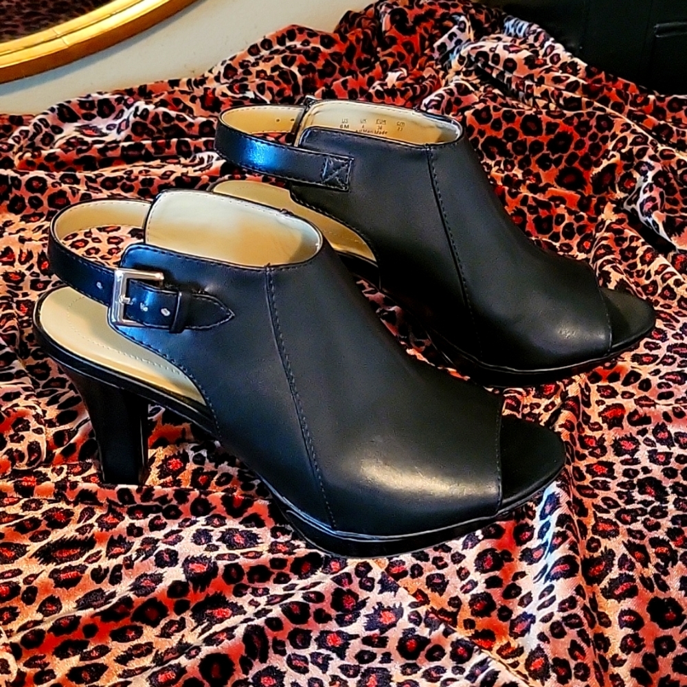 Naturalizer peep toe